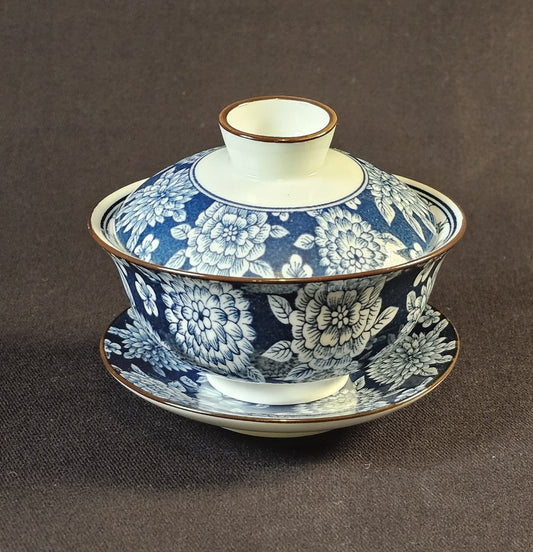 Porcelain blue-and-white floral-patterned Gaiwan, with saucer and lid.