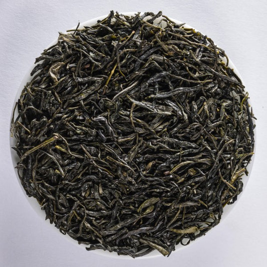 En Shi Yu Lu loose-leaf Chinese steamed green tea with slender, needle-shaped deep-green leaves by Lunula Tea.
