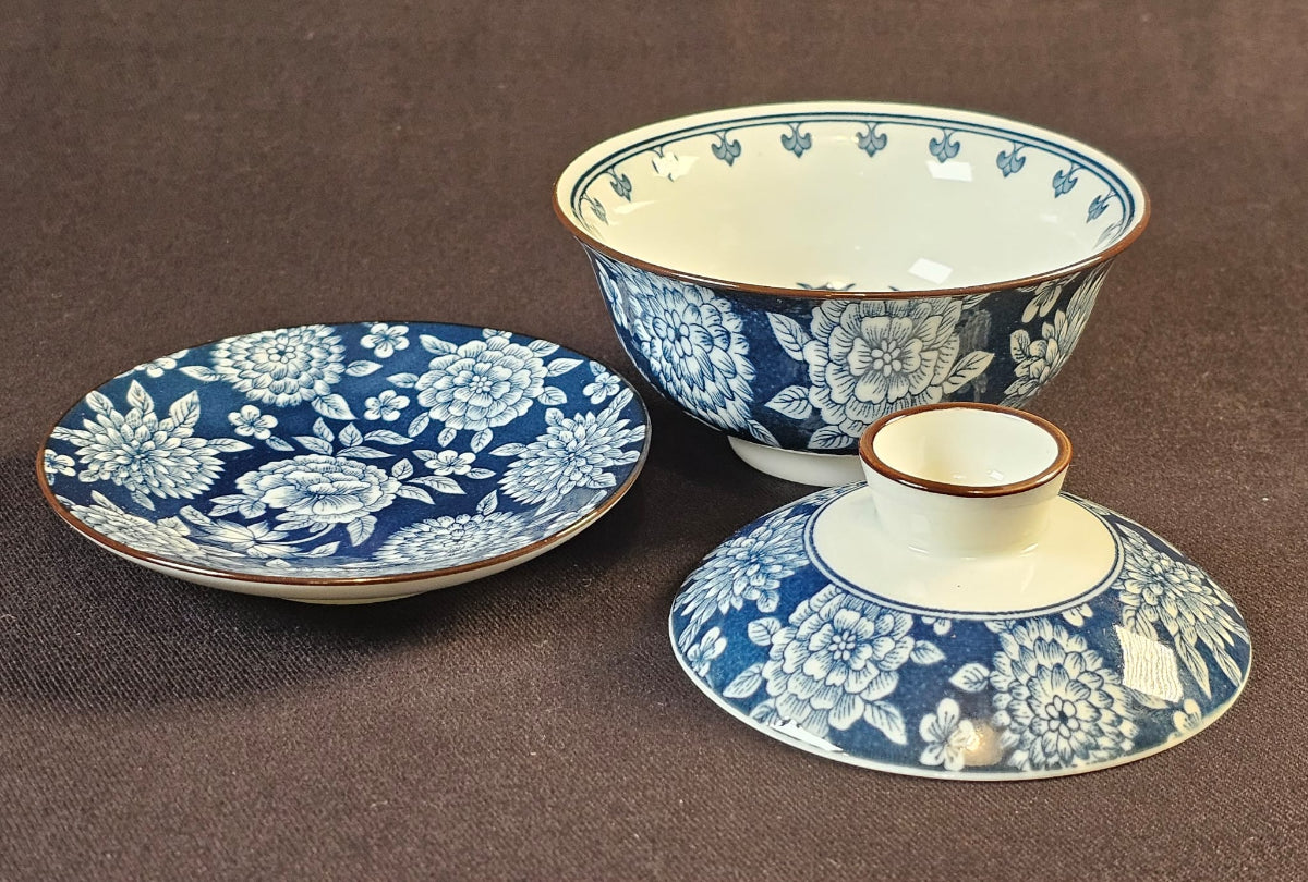 Porcelain blue-and-white floral-patterned Gaiwan, with saucer and lid.