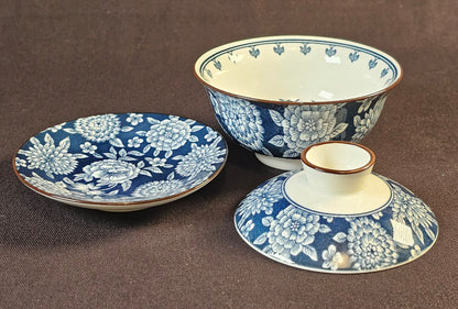 Porcelain blue-and-white floral-patterned Gaiwan, with saucer and lid.